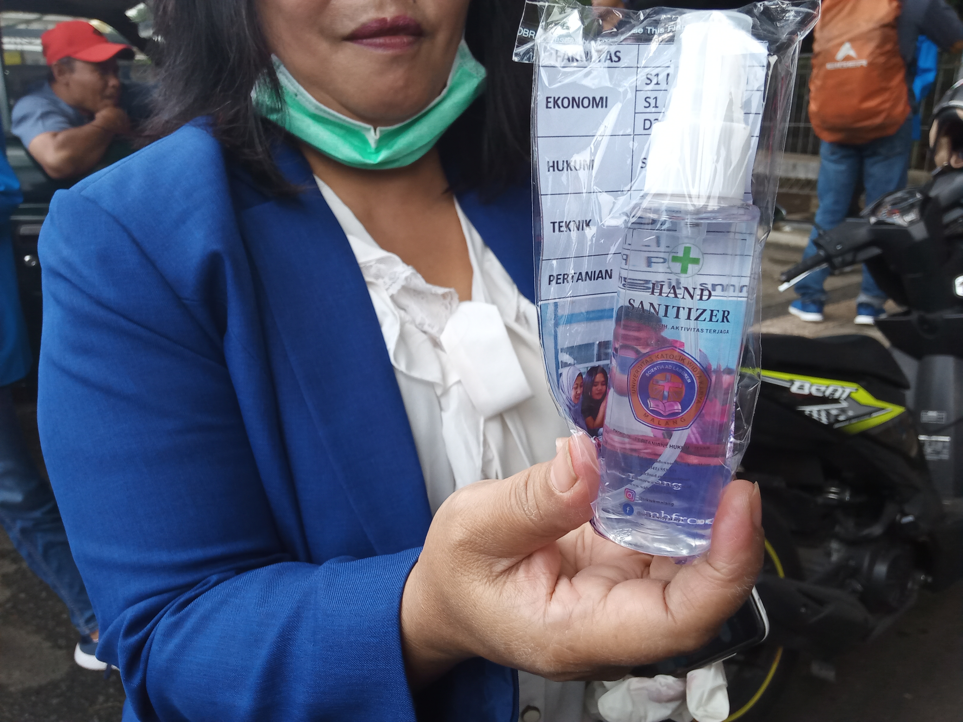 Hand sanitizer gratis buatan Universitas Katolik Widya Karya, Malang, Jawa Timur. (Foto: Lalu Theo/Ngopibareng.id) 