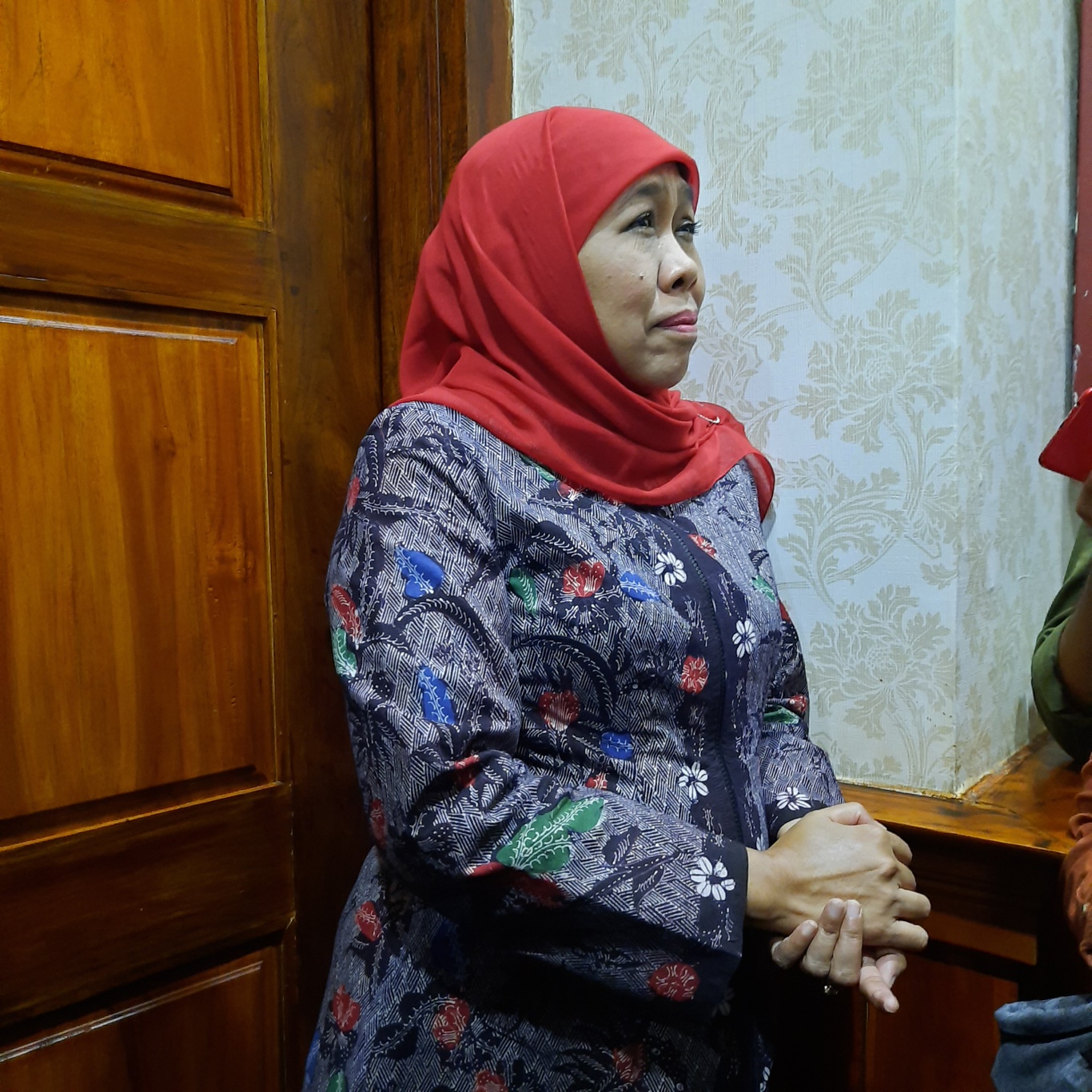 Gubernur Jawa Timur Khofifah Indar Parawansa saat berbincang dengan awak media di Gedung Negara Grahadi. (Foto: Alief Sambogo/Ngopibareng.id)