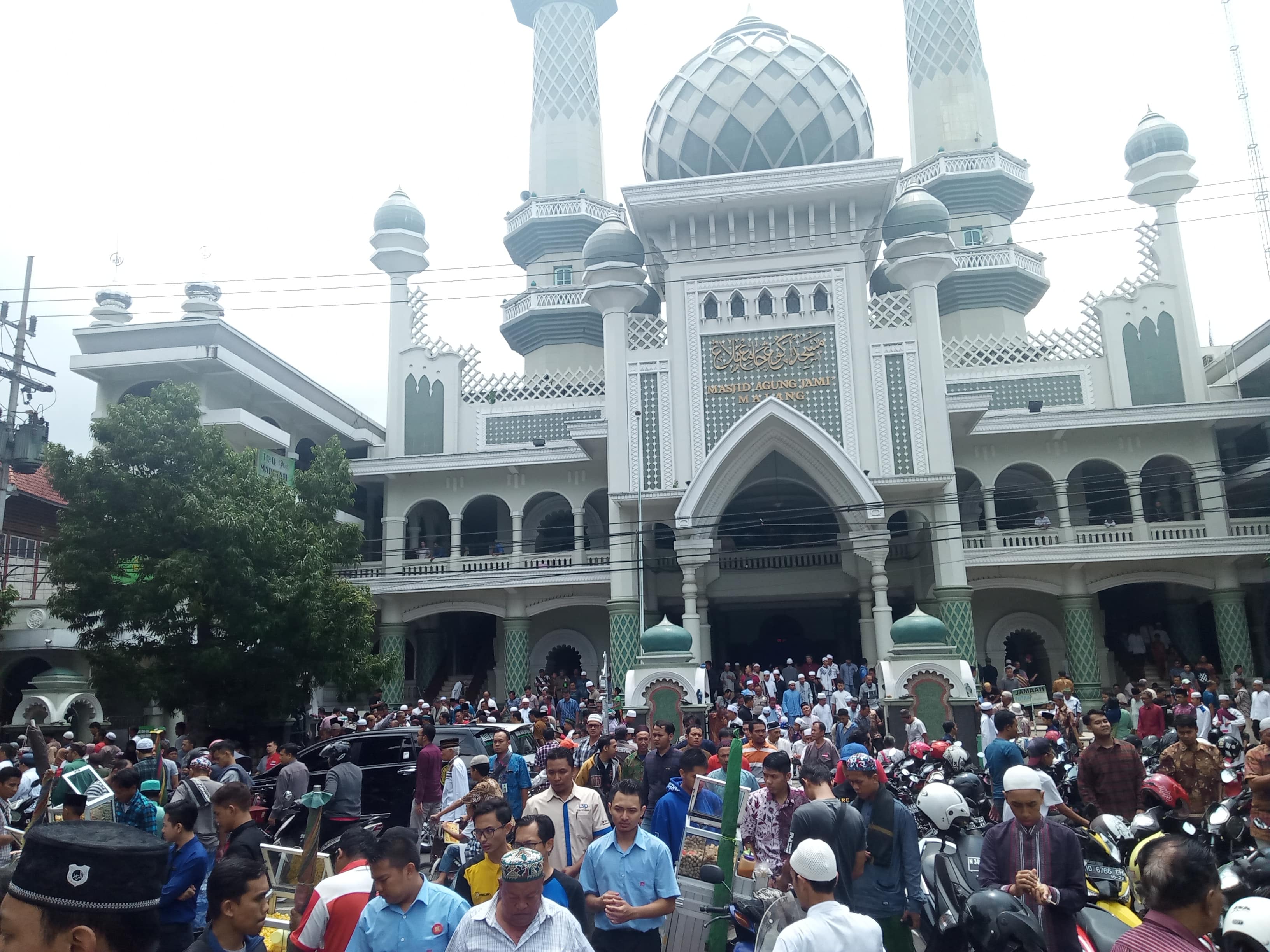 Ribuan jemaah Masjid Jami Kota Malang usai melaksanakan salat Jumat, 20 Maret 2020. (Foto: Lalu Theo/Ngopibareng.id)
