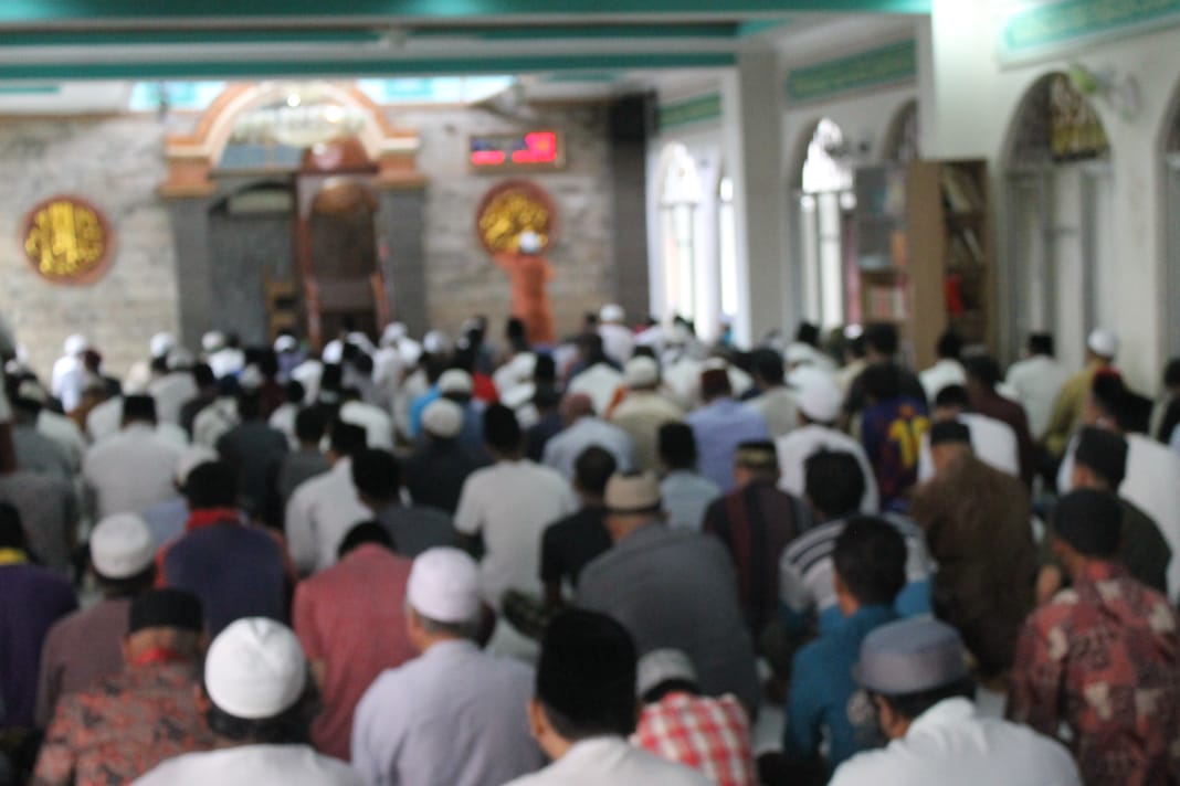 Jemaah salat Jumat di Masjid Al Ansor, Kebun Jeruk Jakarta Barat, sedang mendengarkan khotbah. ( foto: Asmanu/Ngopibareng.id)