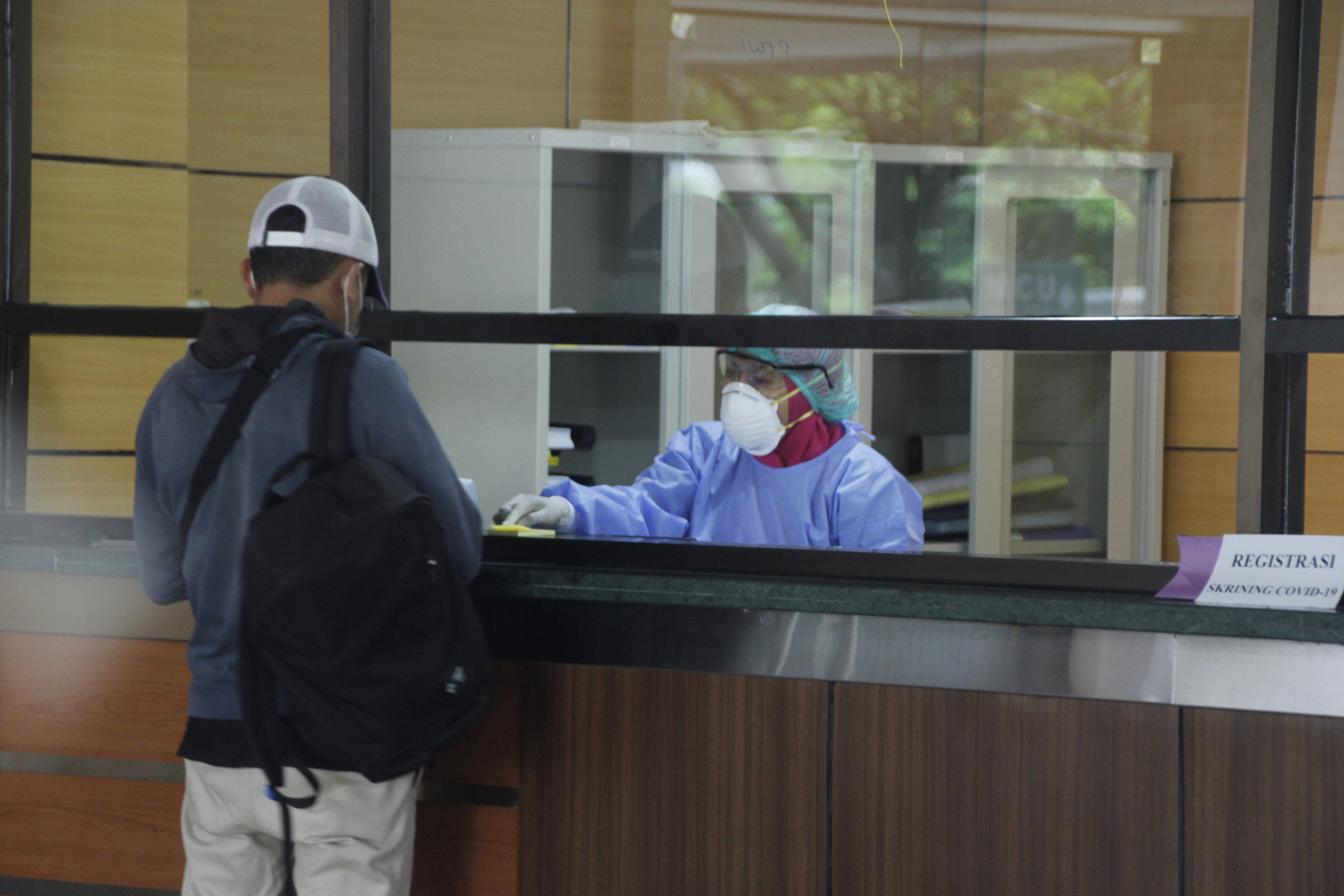 Petugas di poli khusus penanganan virus corona melayani orang yang ingin melakukan pemeriksaan di Rumah Sakit Khusus Infeksi (RSKI) Unair, Surabaya, Jumat 20 Maret 2020. (Foto: Fariz Yarbo/Ngopibareng.id)