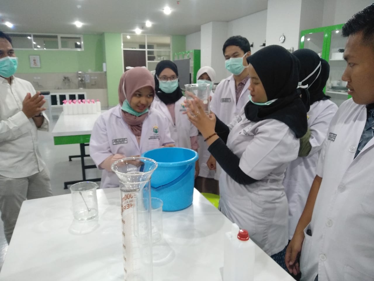 Mahasiswa ketika mengikuti proses produksi hand sanitizer di Universitas Nahdlatul Ulama Surabaya (Unusa), Surabaya, Jumat 20 Maret 2020. (Foto: Istimewa)