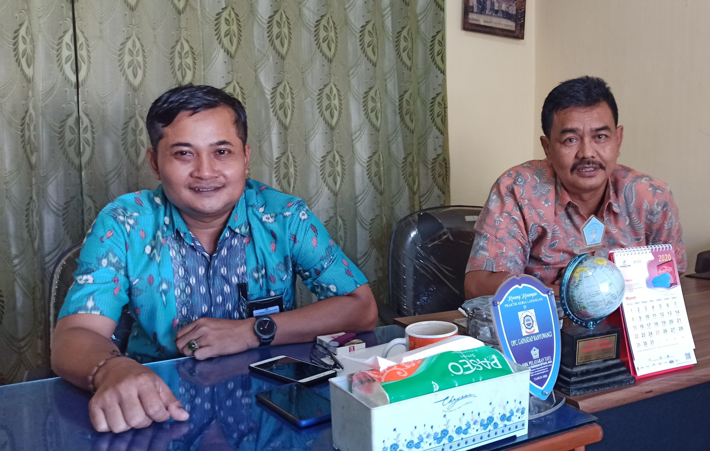 Ketua DPD Gapasdap Provinsi Jawa Timur, Sunaryo, (kiri) dan Ketua DPC Gapasdap Banyuwangi Putu Widiana (Foto: Muh. Hujaini/Ngopibareng.id)