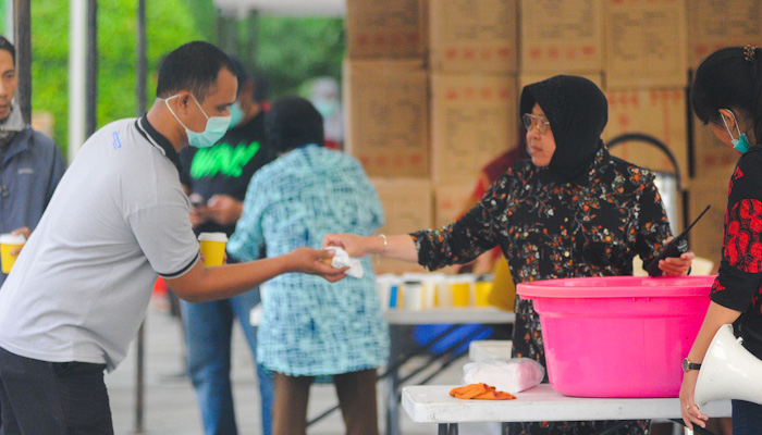 Walikota Surabaya, Tri Rismaharini memberikan telor rebus yang sudah matang kepada pengunjung Taman Surya. (Foto: Erfan Hazransyah/Ngopibareng.id)