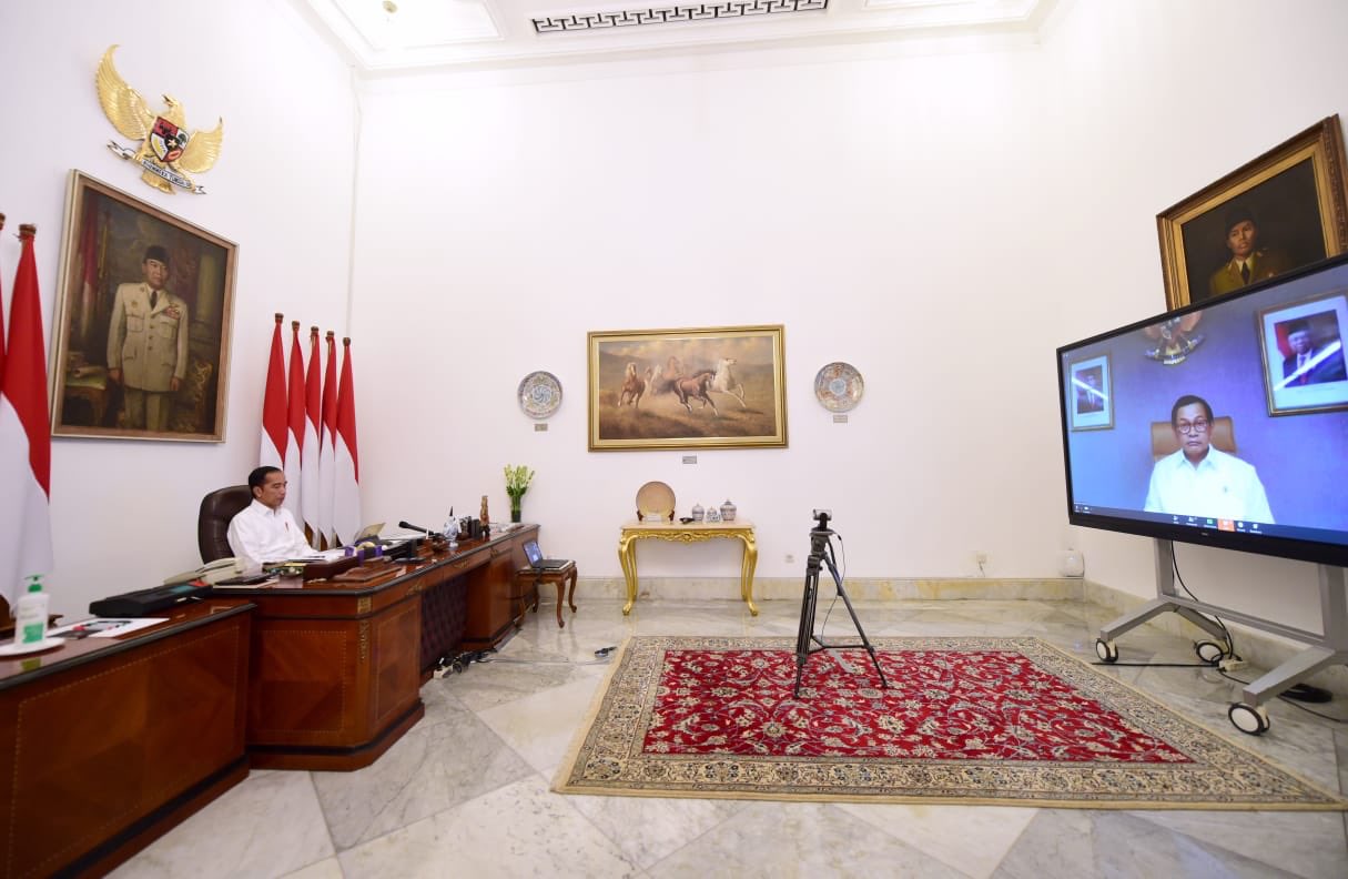 Presiden Jokowi saat rapat terbatas melalui telekonferensi dari Istana Merdeka, Jakarta, Jumat, 20 Maret 2020. (Foto: Sekpres)