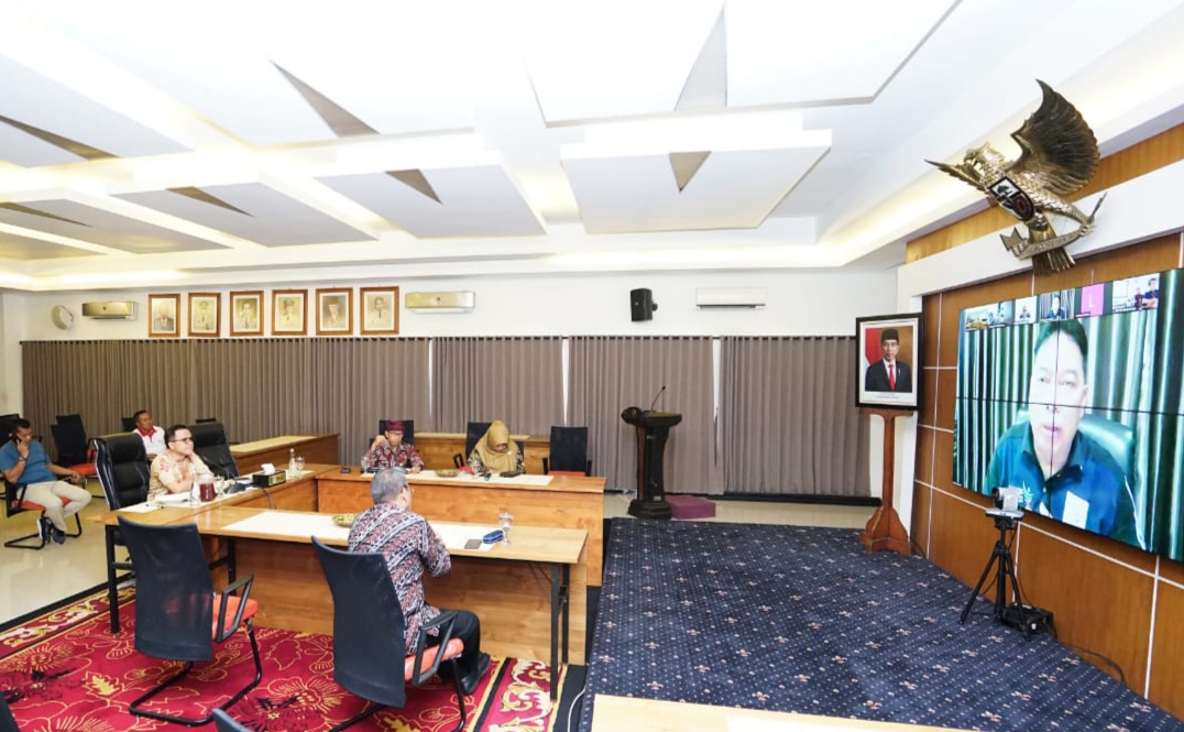 Bupati Banyuwangi menggelar rapat online dengan pimpinan perbankan di Banyuwangi (foto:Istimewa)