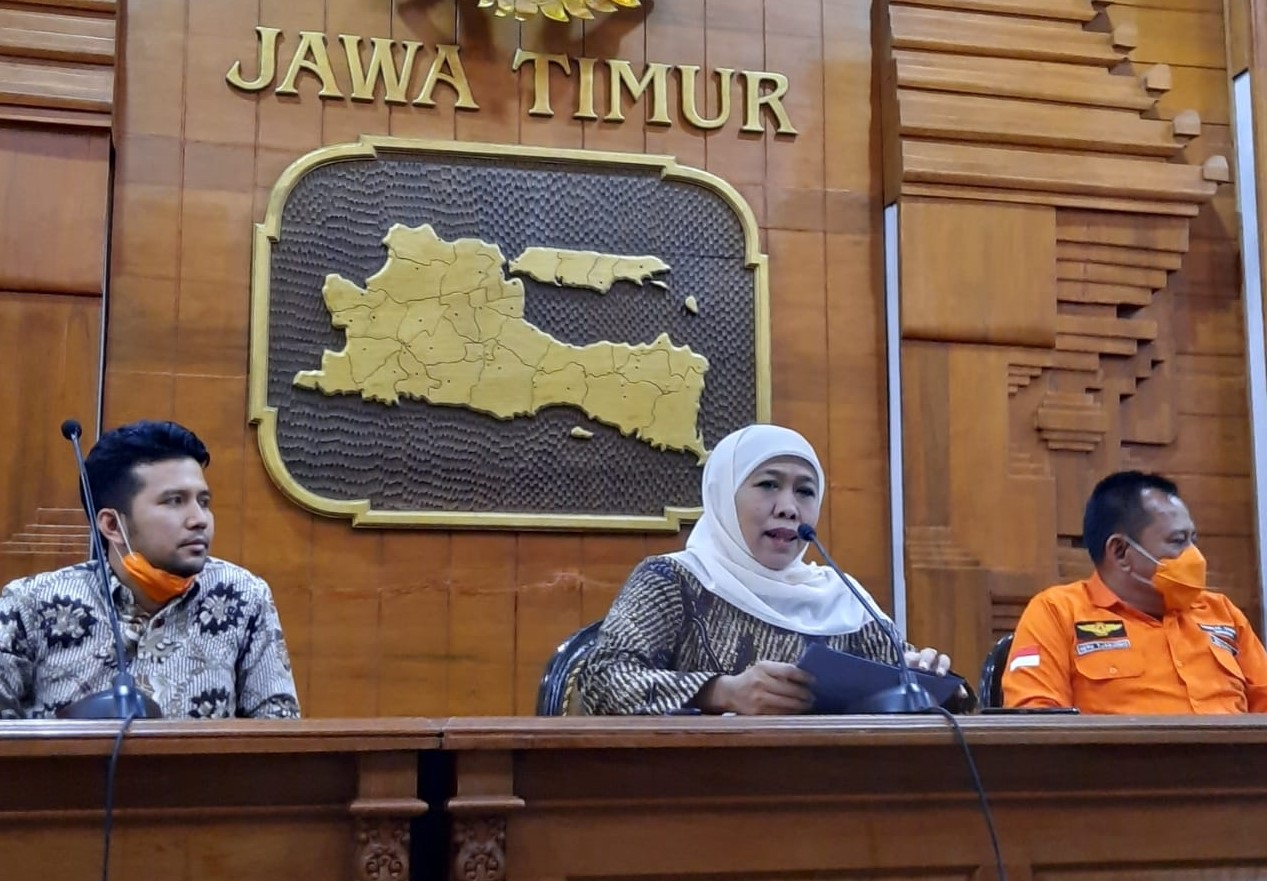 Gubernur Jawa Timur Khofifah Indar Parawansa saat memberikan keterangan pers kepada wartawan, 20 Maret 2020. (Foto: Alief Sambogo/Ngopibareng.id)