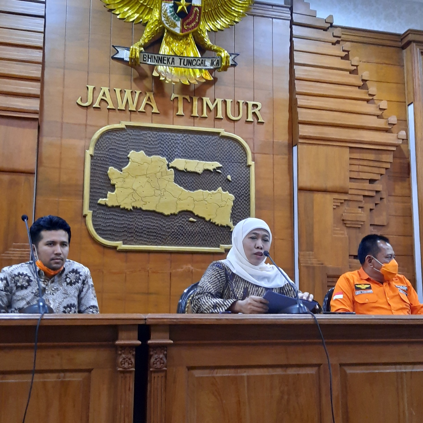 Gubernur Jawa Timur Khofifah Indar Parawansa saat memberikan keterangan pers, tentang data terbaru positif corona, ODP, dan PDP di Jawa Timur. (Foto: Alief Sambogo/Ngopibareng.id)