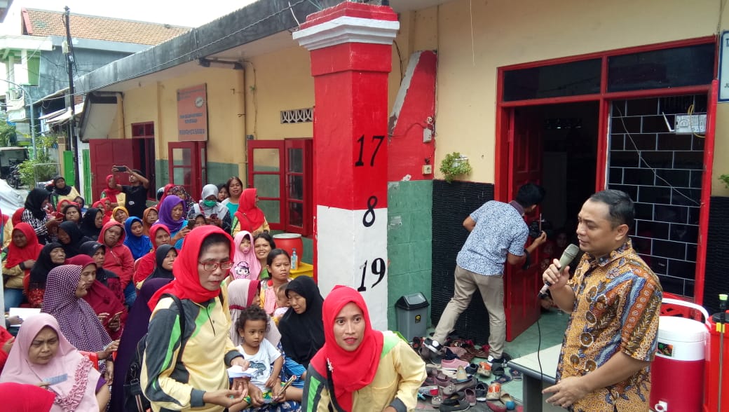 Kepala Bappeko Surabaya, Eri Cahyadi mengadakan sosialisasi terkait virus Corono di Kelurahan Kemayoran Surabaya. (Foto: Ni'am Kurniawan/Ngopibareng.id)