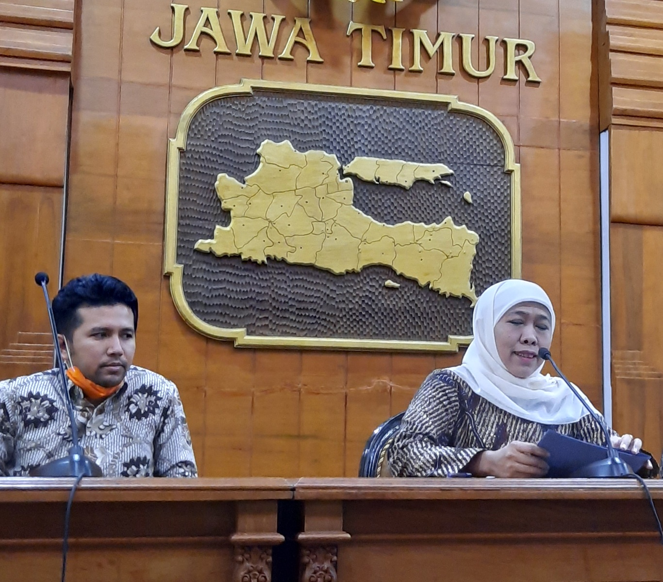 Gubernur Jawa Timur Khofifah Indar Parawansa saat konferensi pers di Grahadi. (Foto: Alief Sambogo/Ngopibareng.id)