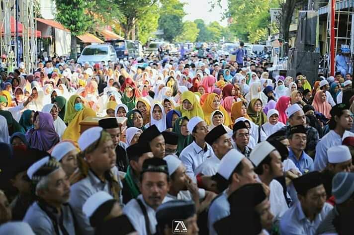 Umat Islam mengikuti Pengajian Jumat Kliwon di Kanzus Shalawat. (Foto: Istimewa)
