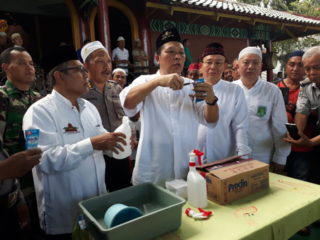 Dr Edy Suyanto dari PWNU Jawa Timur mengedukasi cara membuat disinfektan di halaman Masjid Ceng Hoo Surabaya Jumat 20 Maret 2020. (Foto: Istimewa)