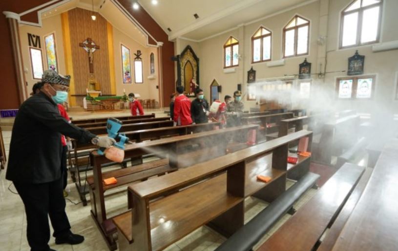 Penyemprotan disinfektan di Gereja Maria Ratu Damai, Banyuwangi. Sebagian gereja akan menggelar ibadah dalam bentuk streaming untuk mencegah penularan corona. (Foto:istimewa)