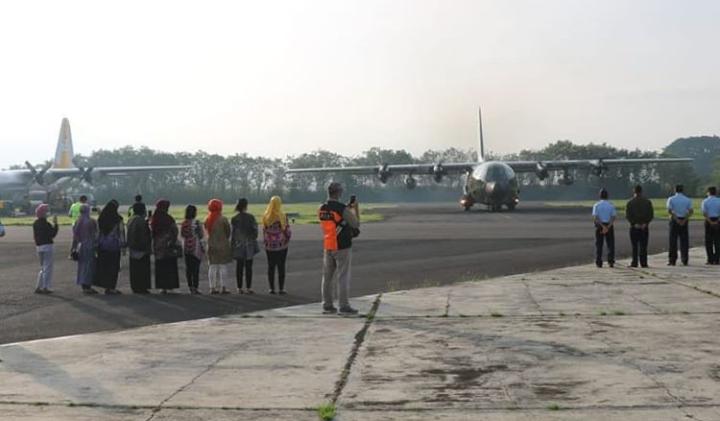 Pesawat Hercules A-1333 TNI AU saat lepas landas di Lanud And Salech (Foto: istimewa)