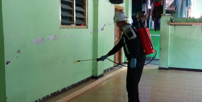 Petugas BPBD Pasuruan melakukan penyemprotan desinfektan di PP Ngalah. (Foto: Dok Humas) 