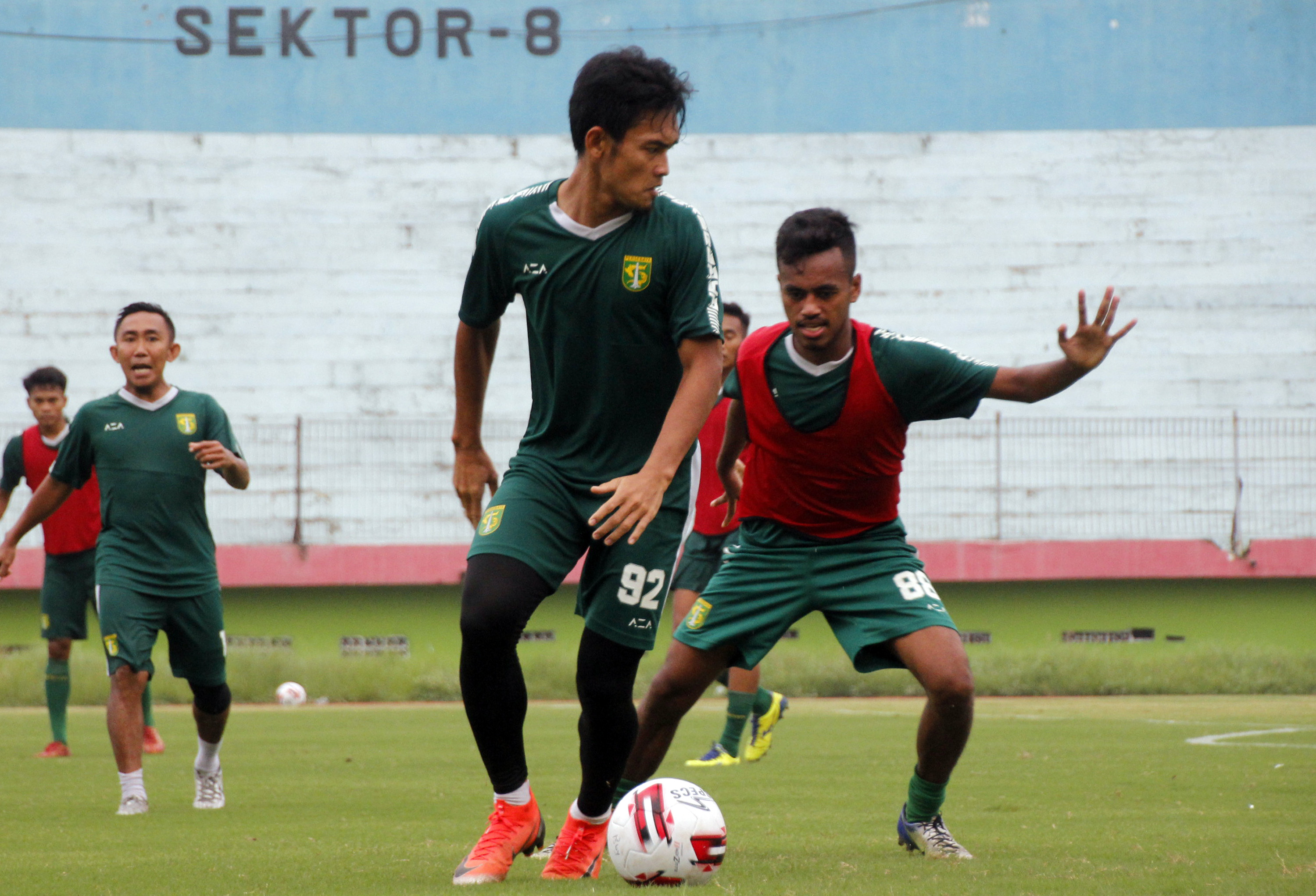 Pemain Persebaya Bayu Nugroh dan Alwi Slamat dalam latihan tim di Stadion Gelora Delta, Sidoarjo. (Foto: Fariz Yarbo)