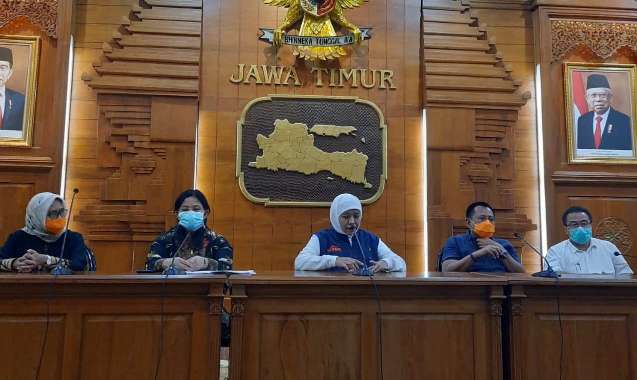 Gubernur Jawa Timur Khofifah Indar Parawansa saat melakukan konferensi pers di Gedung Negara Grahadi, 21 Maret 2020. (Foto: Alief Sambogo/Ngopibareng.id)