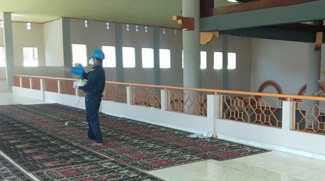 Masjid Agung Ar Raudloh, Kraksaan, Kabupaten Probolinggo disemprot disinfektan untuk mencegah Corona. (Foto: Ikhsan Mahmudi/Ngopibareng.id)