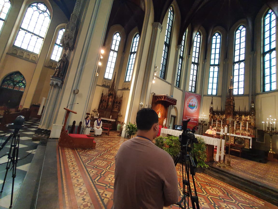 Persiapan teknis pelaksanaan misa Minggu pagi secara  online di Gereja Katedral Jakarta Minggu 22 Maret 2020. (Foto Istimewa)