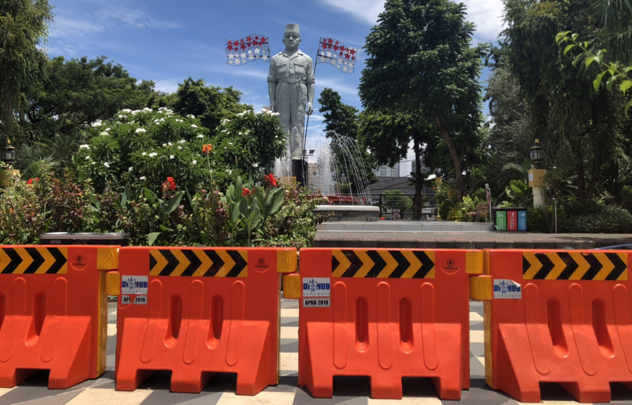 Papan pembatas yang menutup area Taman Apsari Surabaya (Andhi Dwi/Ngopibareng.id)