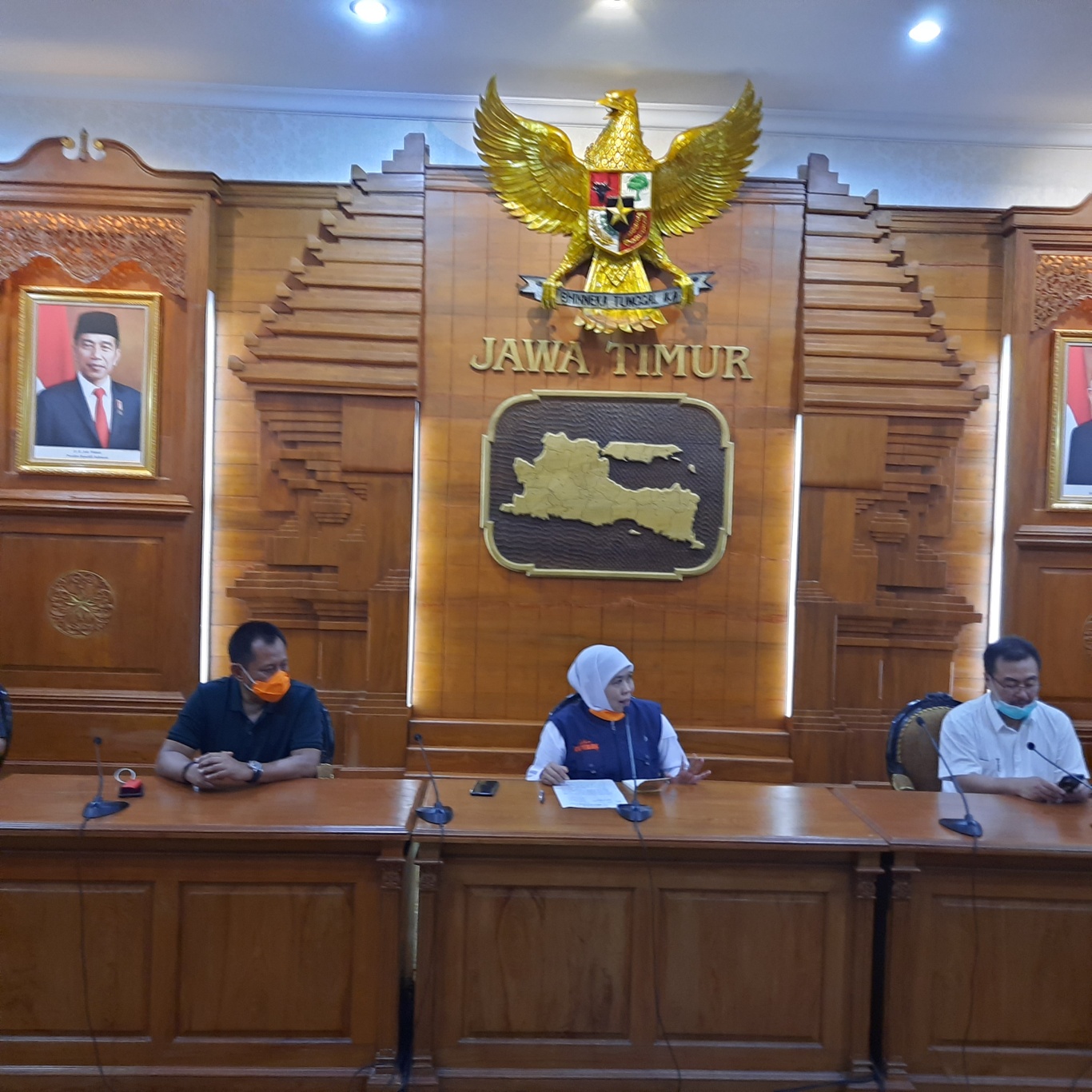 Gubernur Jawa Timur Khofifah Indar Parawansa saat konferensi pers di Gedung Negara Grahadi. (Foto: Alief Sambogo/Ngopibareng.id)