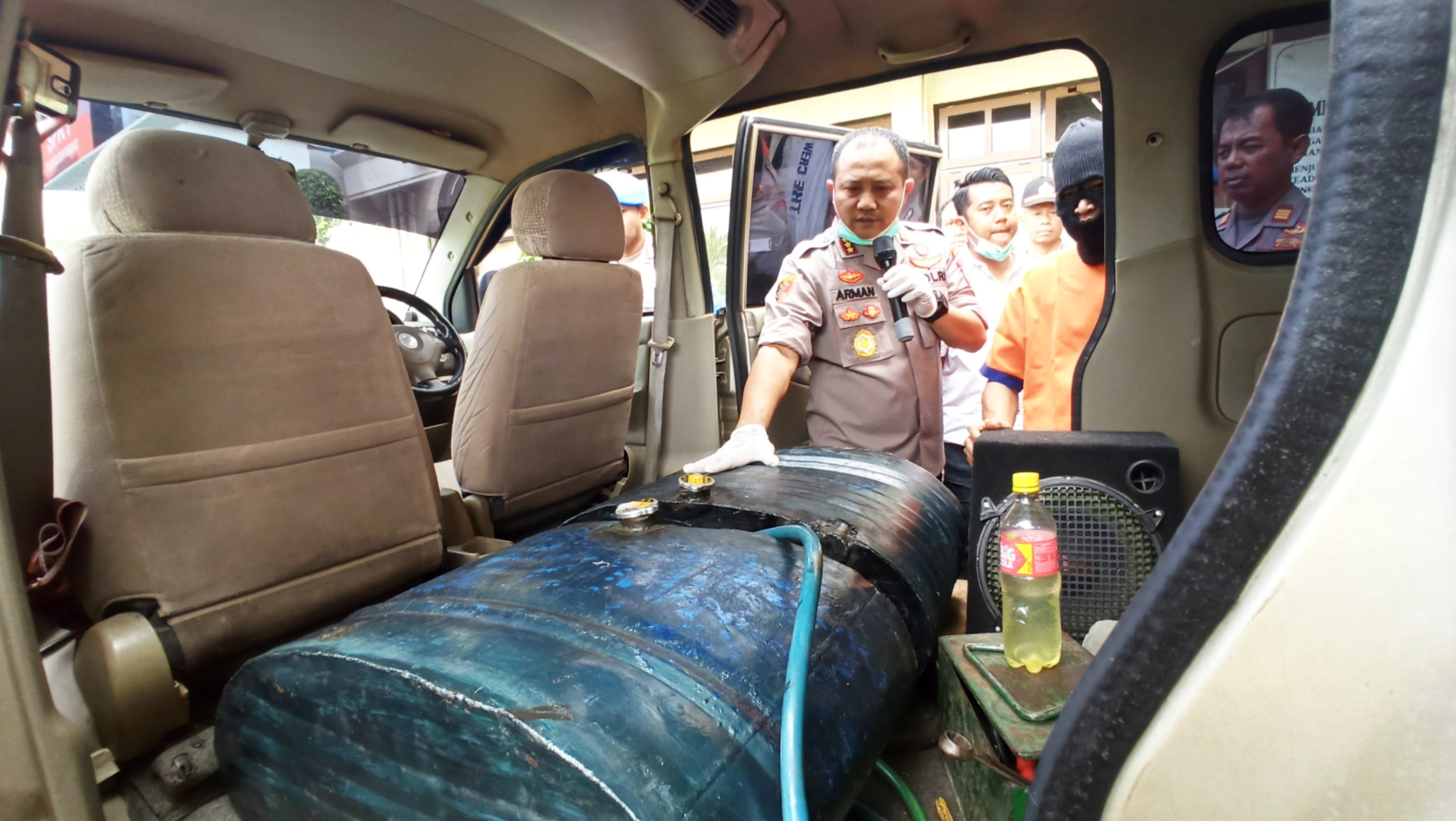 Kapolresta Banyuwangi Kombespol Arman Asmara Syarifuddin menunjukkan tangki modifikasi yang ada di dalam mobil pelaku. (Foto: Muh. Hujaini/Ngopibareng.id)