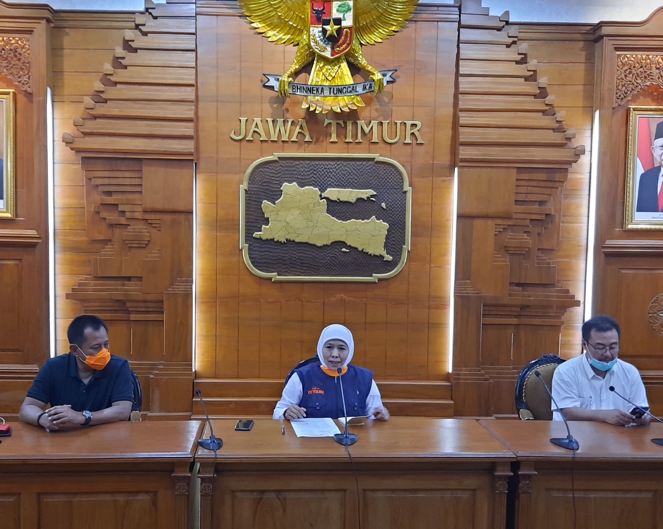 Gubernur Jawa Timur Khofifah Indar Parawansa saat melakukan konferensi pers. (Foto: Alief/Ngopibareng.id)