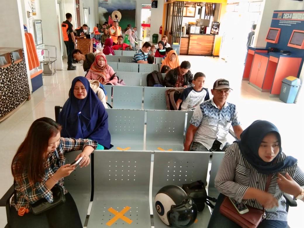 Kursi di ruang tunggu stasiun diberi penanda untuk membatasi jarak antar calon penumpang (Foto: Istimewa)