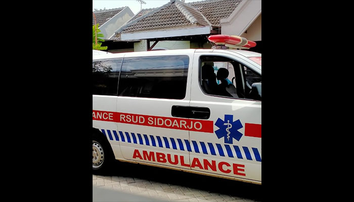 Ambulans depan rumah warga Sidoarjo yang positif corona. (Foto: Istimewa)