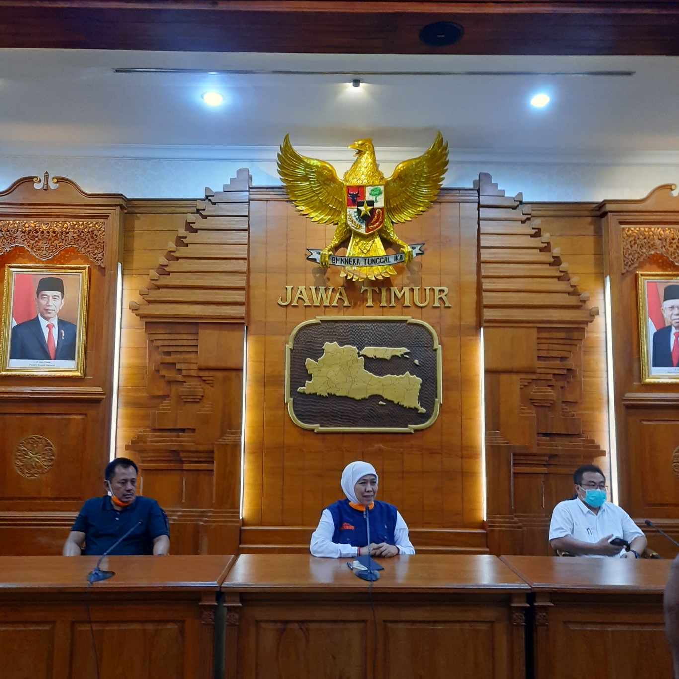 Gubernur Jawa Timur Khofifah Indar Parawansa saat melakukan konferensi pers. (Foto: Alief Sambogo/Ngopibareng.id)