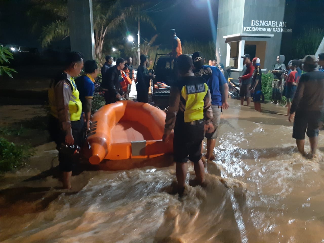Petugas mengevakuasi warga yang terdampak banjir. (Foto: Istimewa)
