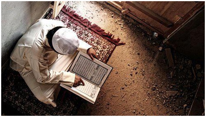 Seorang santri sedang mengaji Al-Quran. (Foto: Istimewa)
