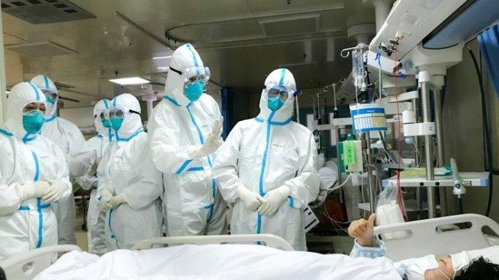 Para Pahlawan Kemanusiaan sedang mengobati korban Virus Corona di Indonesia. (Foto: Istimeewa)