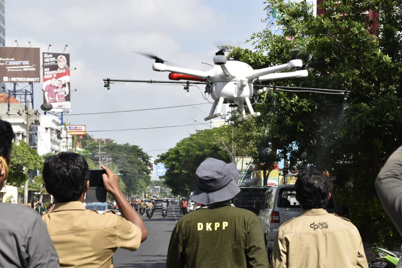 Pemkot Surabaya, tengah terbangkan drone untuk semprotkan desinfektan di Kampung Kebangsreng, Genteng (foto: Dok. Pemkot Surabaya)