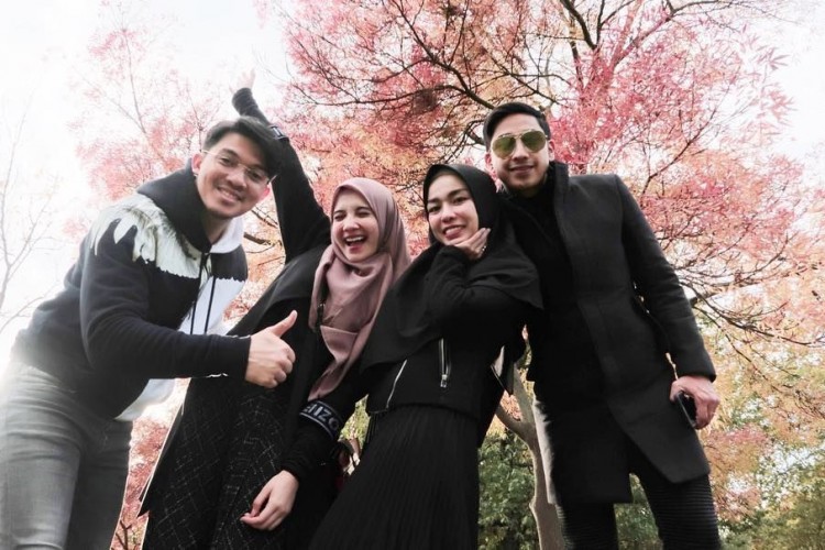 Pasangan Irwansyah dan Zaskia Sungkar bersama pasangan Medina Zein dan Lukman Ashari. (Foto: Instagram)