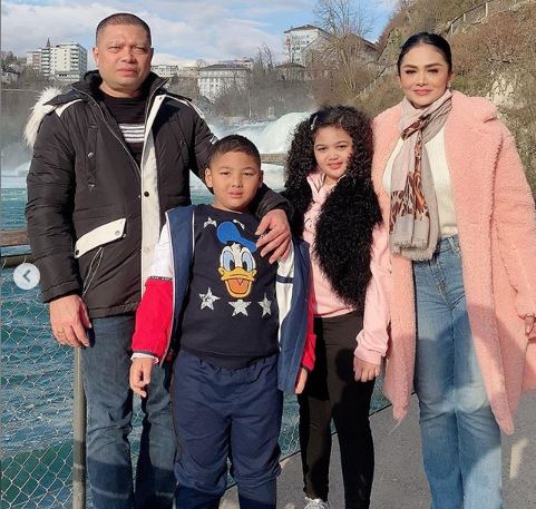 Keluarga Krisdayanti dan Raul Lemos saat menikmati liburan ke Swiss. (Foto: Instagram @krisdayantilemos)