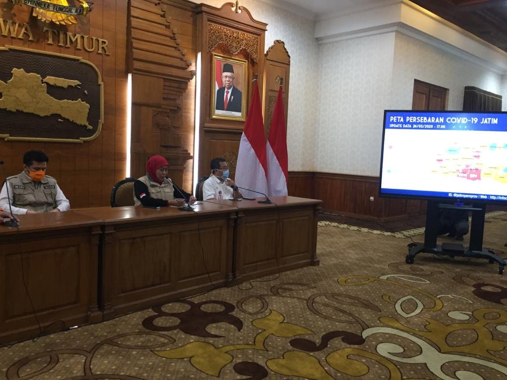 Gubernur Jatim, Khofifah Indar Parawansa (tengah) saat menyampaikan update data penyebaran virus corona di Gedung Negara Grahadi, Surabaya, Selasa 24 Maret 2020.  (Foto: Fariz Yarbo/Ngopibareng.id)