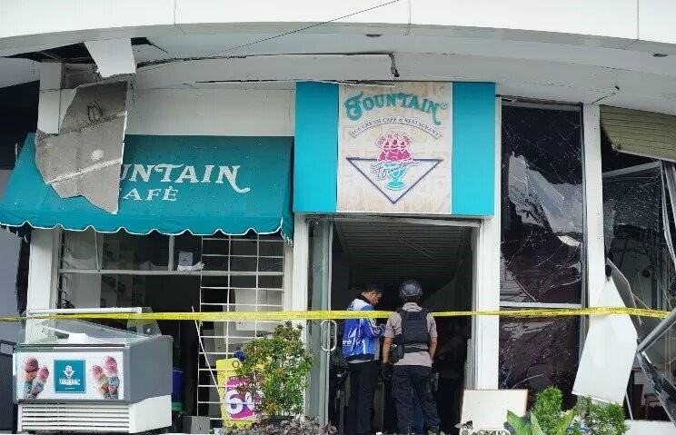 Sebuah restoran di Plaza Ramayana Medan rusak parah akibat ledakan yang terjadi Rabu, 25 Maret 2020. (Foto: Ant)