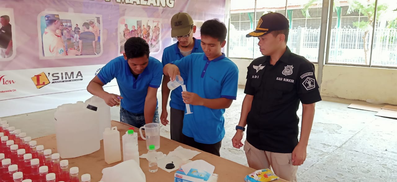 Warga binaan Lapas Klas I Lowokwaru, Kota Malang saat membuat hand sanitizer. (Foto: istimewa)