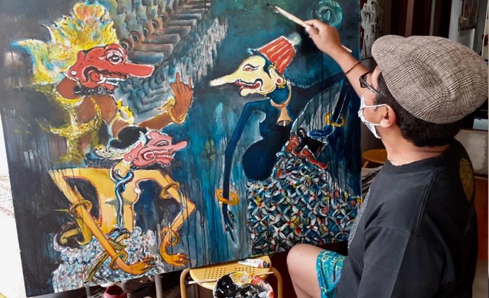 Yusuf Susilo Hartono sedang menyelesaikan lukisannya, Ratu Petruk sedang berperang melawan raksasa Corona. (Foto:Istimewa)