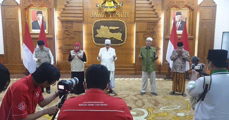 Gubernur Jatim Khofifah Indar Parawansa, didampingi Wagub Emil Elestianto Dardak bersasma para ulama kiai pesantren di Grahadi Surabaya. (Foto: istimewa)