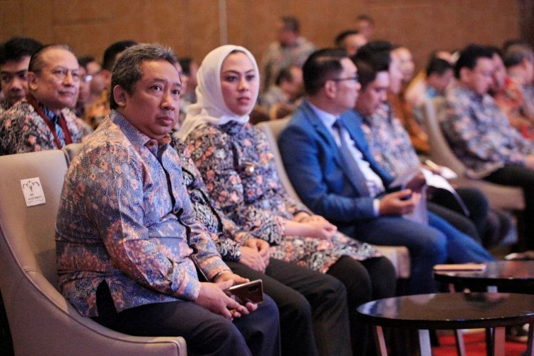 Bupati Karawang Cellica Nurrachadiana duduk satu deretan dengan Wakil Wali Kota Bandung Yana Mulyana yang positif corona, saat menghadiri Musyawarah Daerah (Musda) Himpunan Pengusaha Muda Indonesia (Hipmi) Jawa Barat, pada Senin 9 Maret 2020. (Foto: Istimewa) 