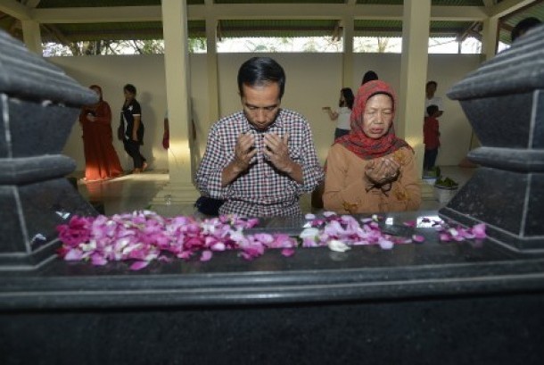 Foto kenangan Presiden Joko Widodo (Jokowi) bersama mendiang ibunya, Sujiatmi, saat nyekar atau ziarah kubur ke makam keluarga besarnya. (Foto: Istimewa)