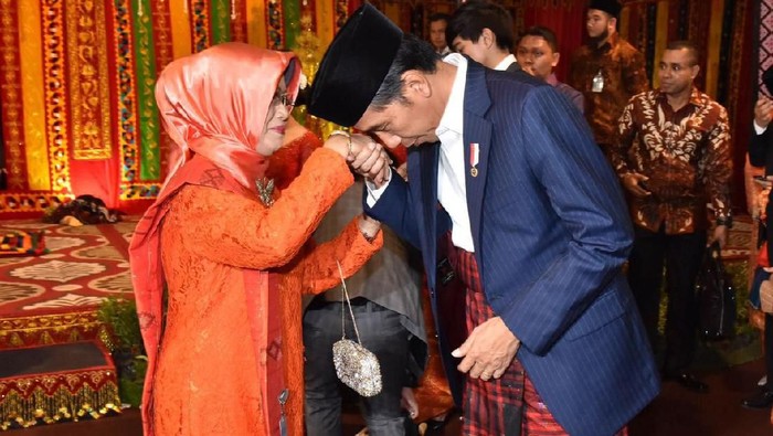 Foto kenangan Presiden Joko Widodo (Jokowi) bersama sang ibu, Sujiatmi Notomiharjo. (Foto: Istimewa)