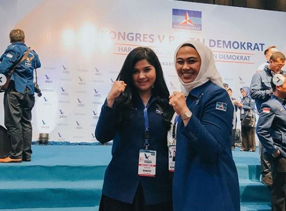 Bupati Karawang Cellica Nurrachdiana pose bareng dengan Annisa Yudhoyono. (Foto: Instagram @cellicanurrachdiana)