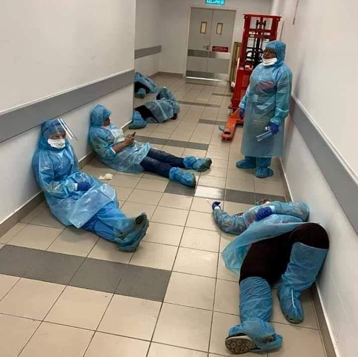 Para perawat dan dokter pasien Covid-19 saat beristirahat. (Foto: Istimewa)