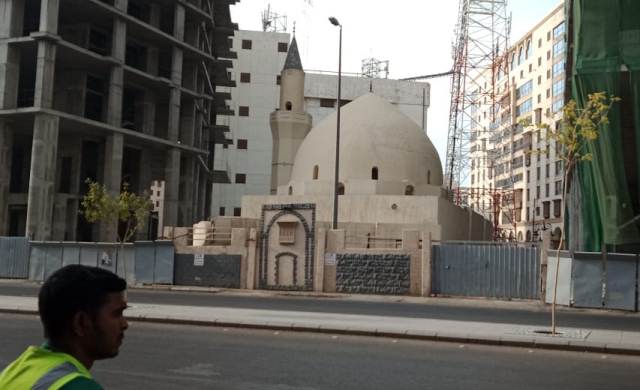 Masjid Umar bin Khattab di Palestina, berhimpitan dengan hotel. (Foto: Istimewa)