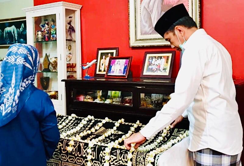 Presiden Joko Widodo (Jokowi) memandangi peti jenazah ibundanya, Sudjiatmi Notomiharjo. (Foto: Dok. Biro Pers Setpres)