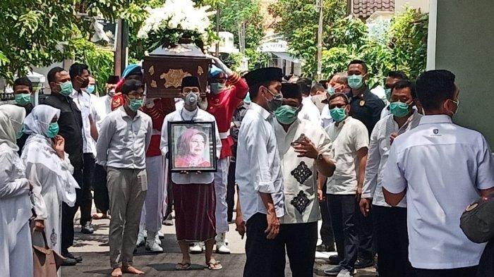 Presiden Jokowi bersama keluarga mengantarkan jenazah ibundanya Sudjiatmi Notomihardjo, Kamis, 26 Maret 2020. (Foto: Tribunnews)