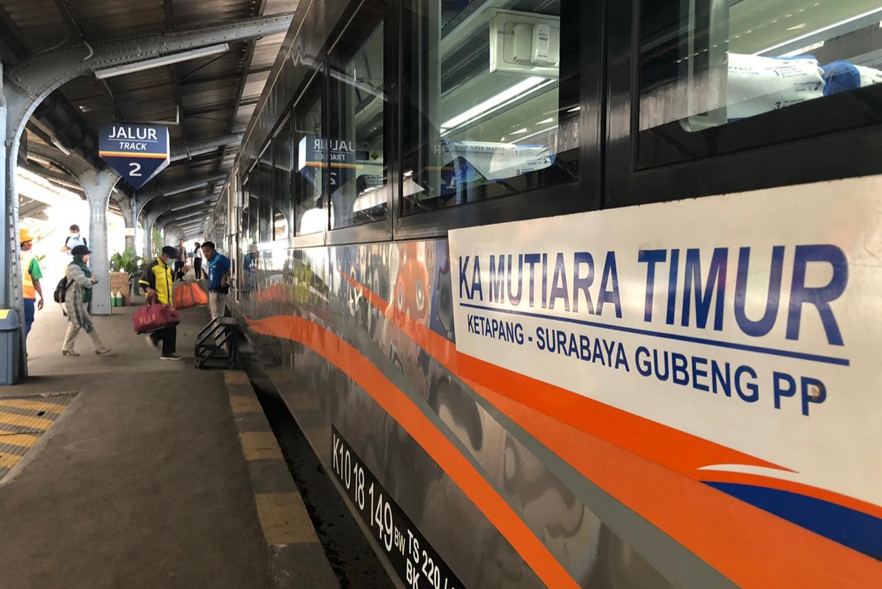 Kereta Api Mutiara Timur siang, salah satu kereta yang dikurangi perjalanannya untuk pencegahan penyebaran virus Corona. (Foto: Istimewa)